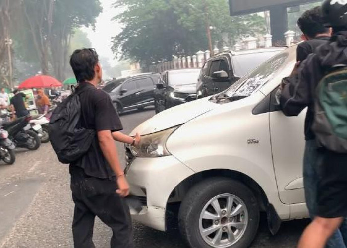 Massa Demo Karhutla Sempat Blokade Jalan Gubernur Jambi  ‎