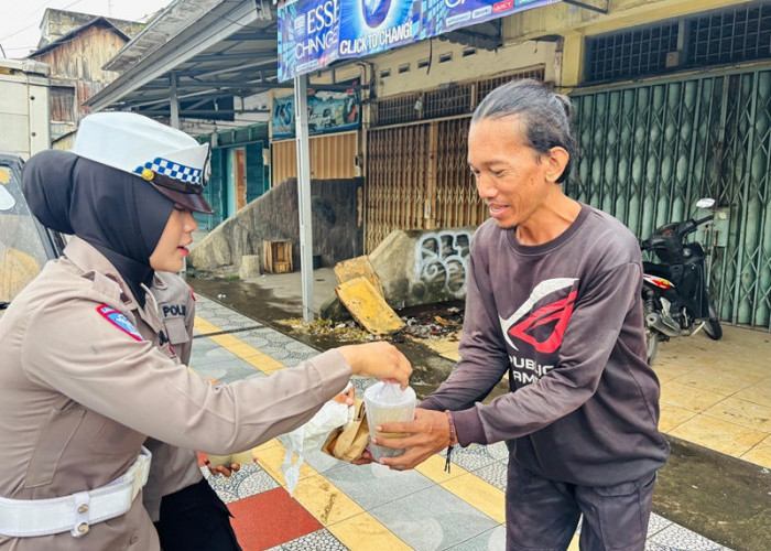 Polwan Polresta Jambi Tebar Kebaikan, Bagikan Takjil Gratis di Simpang Jelutung