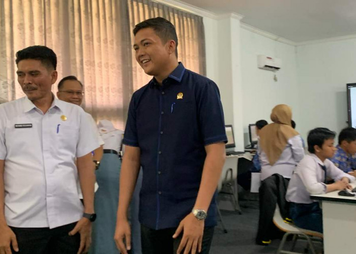 Ketua DPRD Jambi Pantau Langsung Tes CAT PPDB SMA Titian Teras, Pastikan Transparansi