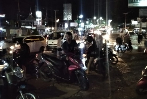 Jalan Simpang Pucuk Tergenang Air, Puluhan Motor Pengendara Mogok