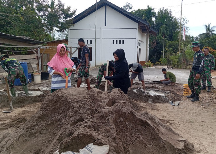 Satgas TMMD Bersama Mahasiswa Unja dan UIN Bergotong Royong Membangun Lapangan Badminton di Desa Suka Maju