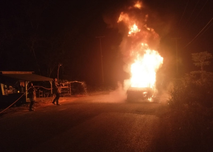 Mobil Diduga Pelansir BBM Terbakar di Bungo! Tanki Modifikasi plus 7 Jerigen Hangus, Sopir Langsung Kabur