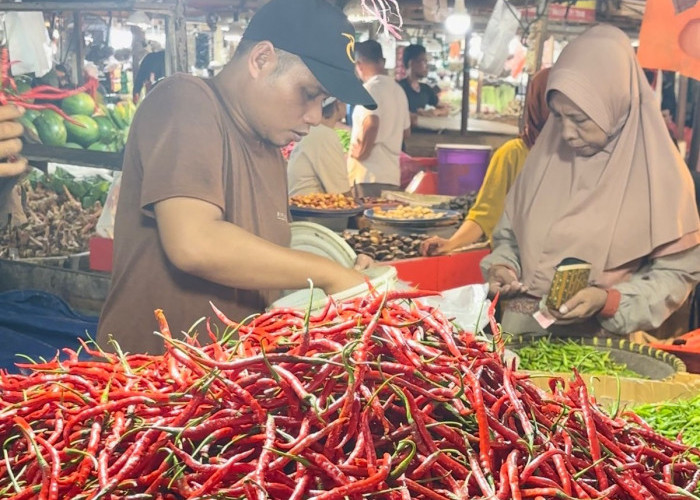 Jelang Lebaran, Harga Cabai Merah di Pasar Angso Duo Jambi Turun