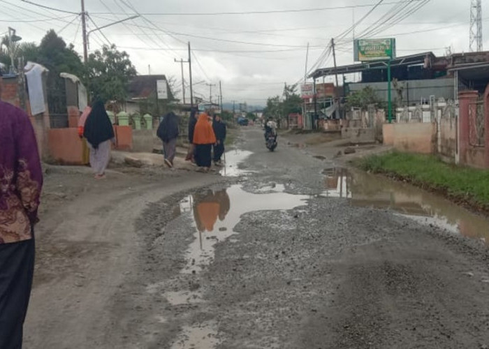 Jalan Depati Tujuh Kabupaten Kerinci Rusak Parah, Warga Berharap Perhatian Pemerintah 