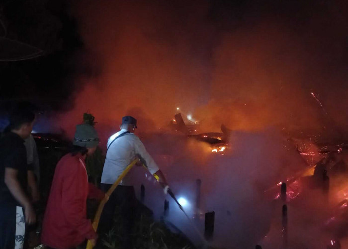 Kebakaran Hebat di Muarasabak, 10 Rumah Terbakar, 1 Korban Jiwa dan 1 Rumah Sengaja Dirobohkan