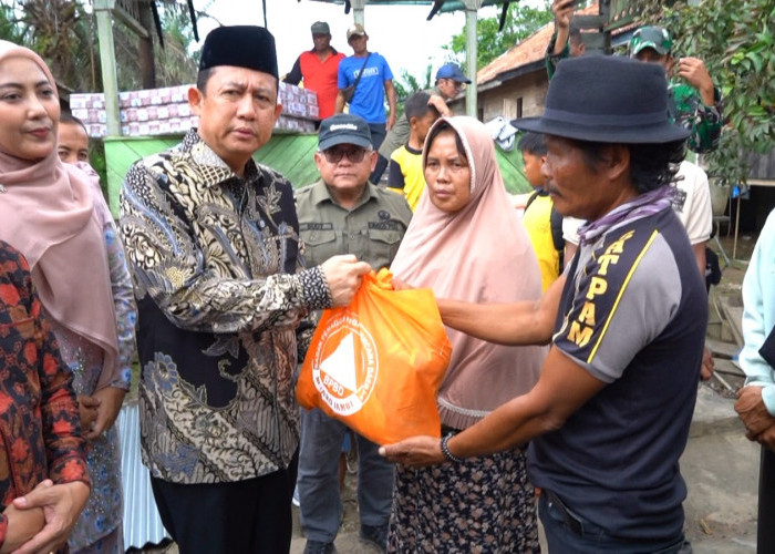 Wujud Kepedulian, Bupati Muaro Jambi Bantu Korban Kebakaran di Kumpeh Ilir