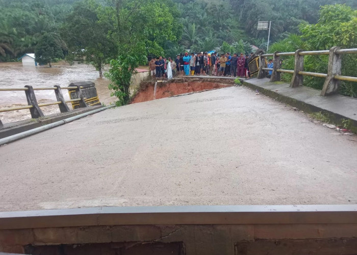 Banjir di Bungo, Jembatan Putus Tak Bisa Dilewati Kendaraan