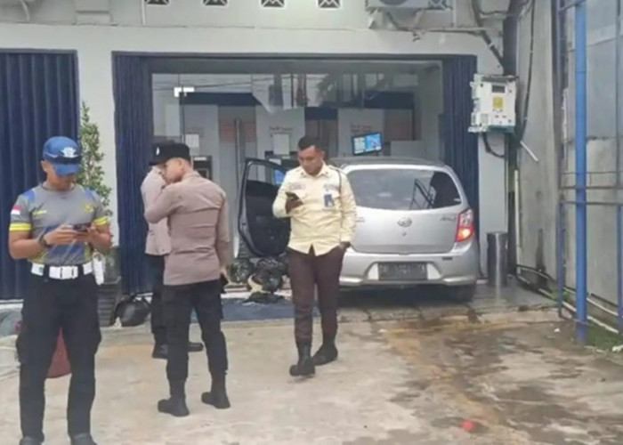 Daihatsu Ayla Berisi Toge dan Tempe Seruduk ATM di Tebo