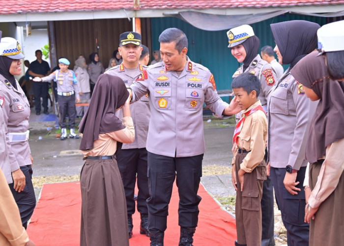 Momen Kebahagiaan Kapolda Jambi Saat Menyapa para Pelajar, di Peletakan Batu Pertama SPPG