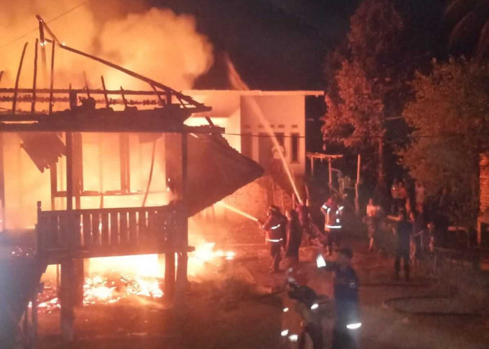 Kebakaran Hanguskan Rumah Panggung Warga di Penyengat Olak Muaro Jambi 