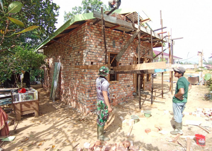 Rumah Nenek Ngatini yang Dibangun Satgas TMMD ke 121 Kodim 0415/Jambi Masuk Tahap Pemasangan Atap