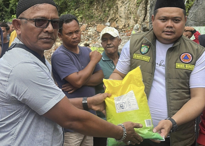 Aksi Peduli Kemanusiaan: PDI Perjuangan Jambi Serahkan Bantuan ke Solok dan Agam Sumatera Barat