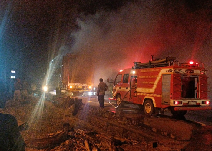 Tronton Terbakar di Depan Polres Muaro Jambi, Jalur Jambi - Tembilahan Riau Macet Total 