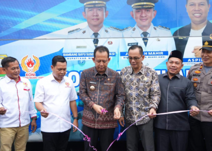 Bupati Muaro Jambi, BBS Serahkan Bus untuk KONI: Bentuk Komitmen Majukan Olahraga