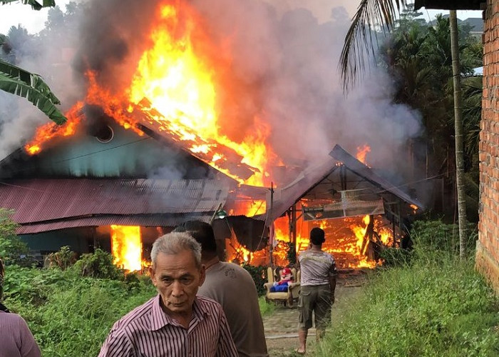 BREAKING NEWS: 1 Rumah di Mayang Mangurai Kota Jambi Terbakar
