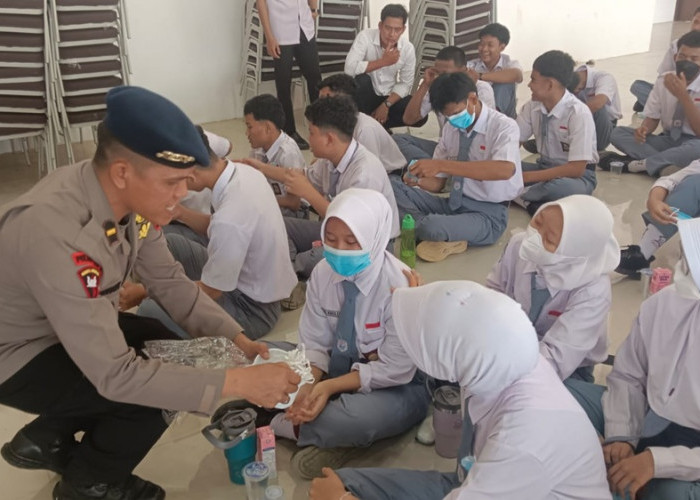 Di Tengah Kabut Asap Akibat Karhutla, Brimob Polda Jambi Bawa Semangat dan Perhatian ke Sekolah Rakyat