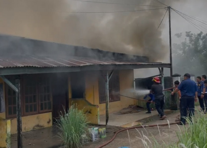 Kebakaran di Kabupaten Batanghari, Penghuni Kost Berhamburan, Petugas Damkar Sempat Tersengat Listrik