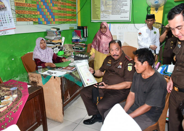 Pastikan Hak Pendidikan Tetap Terpenuhi, Kajati Jambi Lunasi Tunggakan Sekolah Dua Siswa Kurang Mampu
