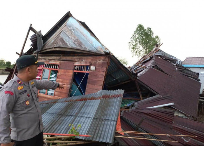Pasca Diterjang Angin Puting Beliung, 33 Bangunan di Kuala Jambi Tanjab Timur Alami Kerusakan
