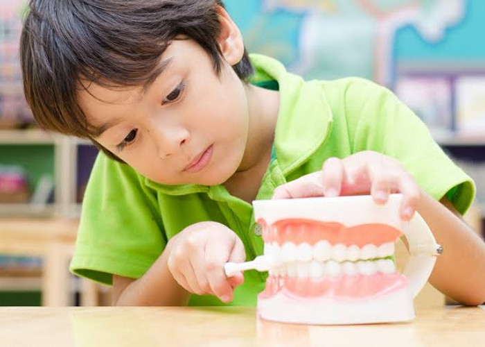 Batasi Makanan Manis, Ini 4 Tips Menjaga Kesehatan Gigi dan Mulut Anak