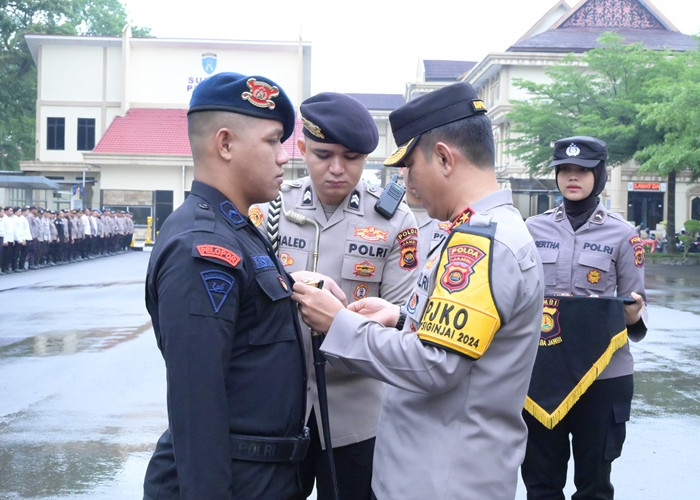 Kapolda Jambi Serahkan Penghargaan untuk Personel Berprestasi, Ini Nama-namanya