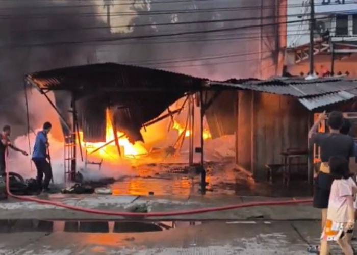 Tiba Tiba Api Membesar, Kebakaran di Batang Hari Hanguskan Bengkel Motor