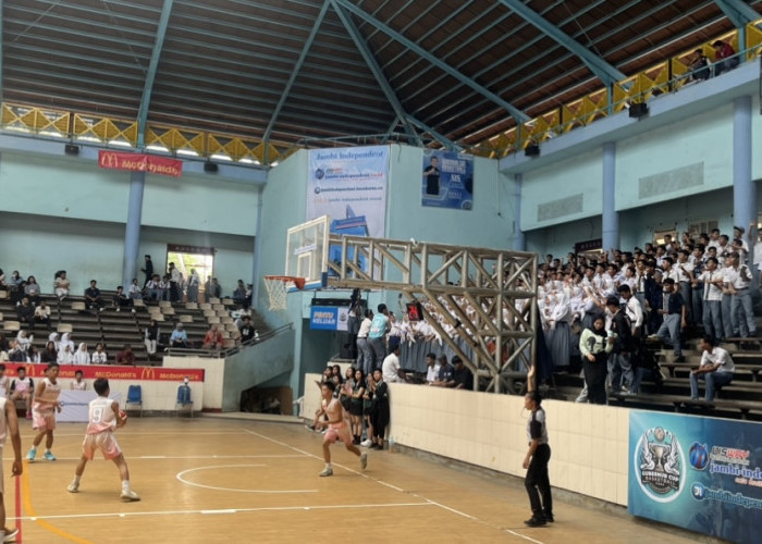 SMAN 10 Kota Jambi Tumbangkan SMANel Batanghari 26-12 di Gubernur Cup Basketball 2024