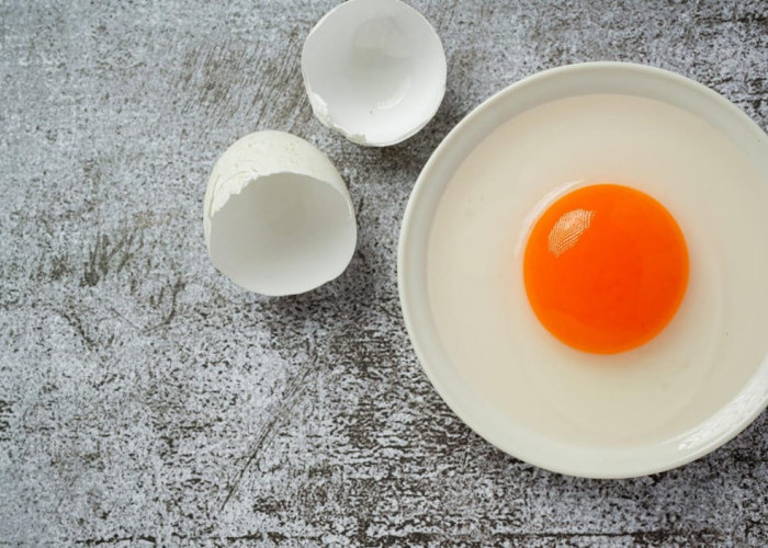 Kamu Wajib Tahu! 3 Bahaya Makan Telur Setengah Matang