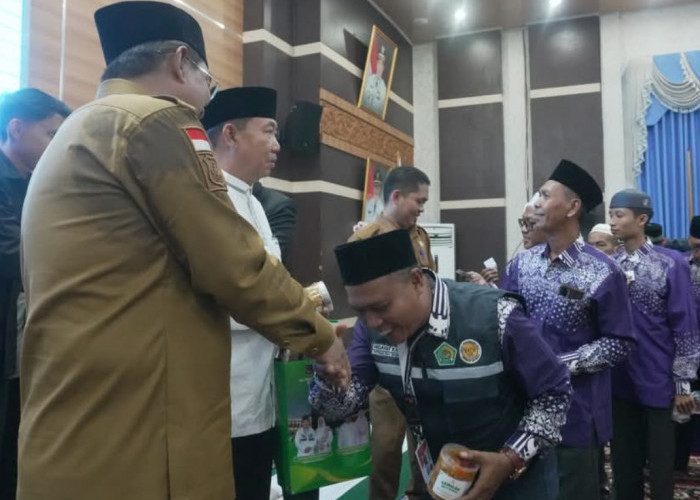 Momen Mengharukan! Bupati Tanjab Barat Anwar Sadat Lepas 333 Calon Haji Terbanyak se-Provinsi Jambi!