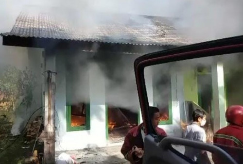 Diduga karena Arus Pendek, Bedeng 3 Pintu di Baganpete Hangus Terbakar