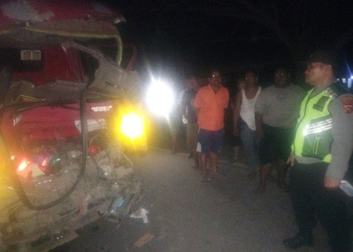 Braak! Tabrak Tronton Isi Sawit dari Belakang di Maro Sebo Muaro Jambi, Sopir Tanki Minyak Patah Kaki 