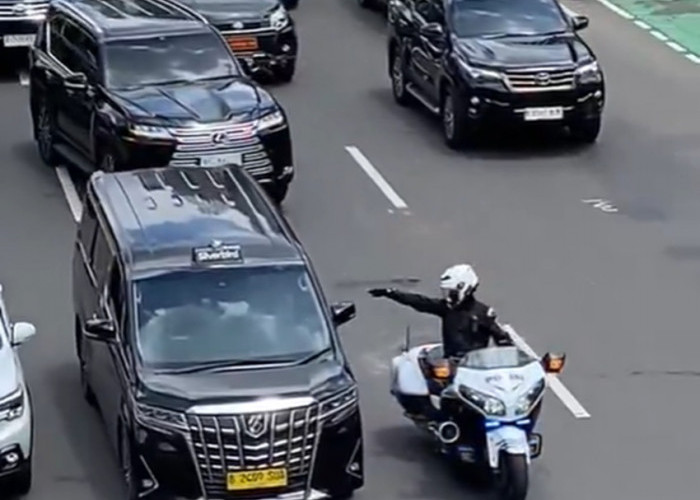 Viral Video Polisi Kawal Mobil RI 36, Tunjuk-Tunjuk Taksi Alphard