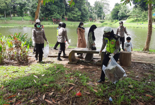 Sampah Berserakan, Polwan Polres Tanjab Timur Langsung Bersih-Bersih