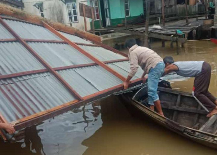 Angin Puting Beliung Rusak Sejumlah Rumah Warga di Kelurahan Mendahara Ilir, Kabupaten Tanjab Timur