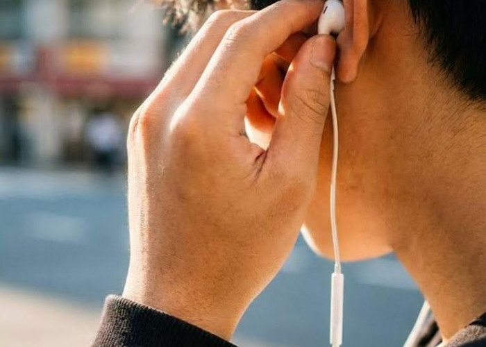 Terlalu Lama Pakai Earphone, Ini Dampaknya bagi Kesehatan Telinga