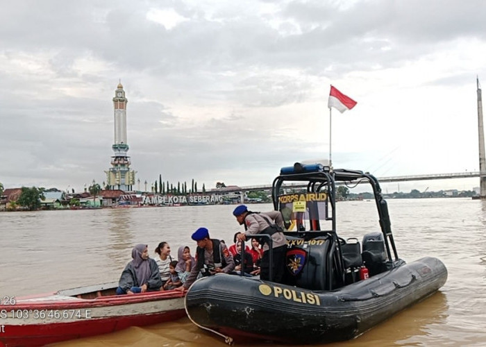 Polairud Polda Jambi Bagikan 100 Takjil untuk Masyarakat Pesisir di Sungai Batanghari