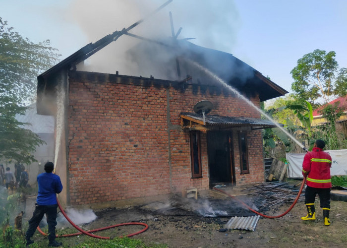Diduga Korsleting Listrik, Rumah Warga di Sarolangun Kebakaran 