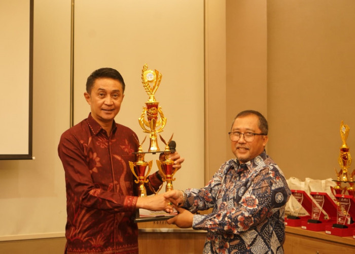 Kepala BPBD Provinsi Jambi Bachyuni Deliansyah Terima Awards Udara Bersih Indonesia Tahun 2023 TRC BPBD 