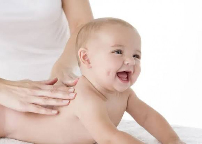 Penting untuk Perkembangan si Kecil, Ini Manfaat Stimulasi Pijat Bayi 
