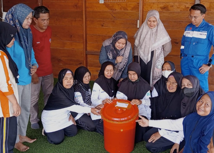 Siapa Bilang Belajar Ada Batasnya? Ini Keseruan 77 Lansia Ikuti Sekolah S-2 SKK Migas PetroChina di Tanjabtim
