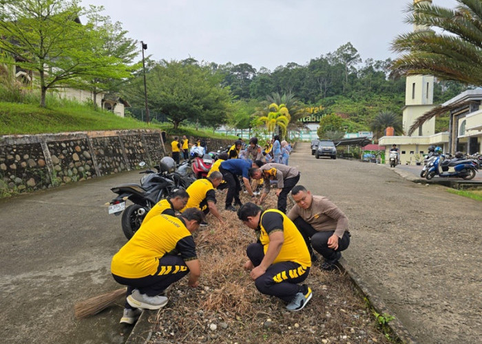 Keren! Polisi dan Pelajar Turun Tangan Bersihkan Masjid & Gereja di Merangin, Dukung Program Nasional Presiden