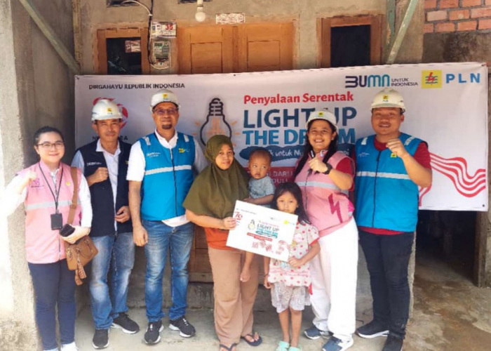 PLN PEDULI: PLN UP3 Serahkan Bantuan Pasang Listrik Gratis Melalui Program Light Up The Dream Provinsi Jambi