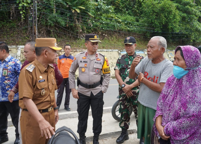 Jalan Bukit Tiung Kembali Amblas, Wabup Merangin: Warga Harus Waspada