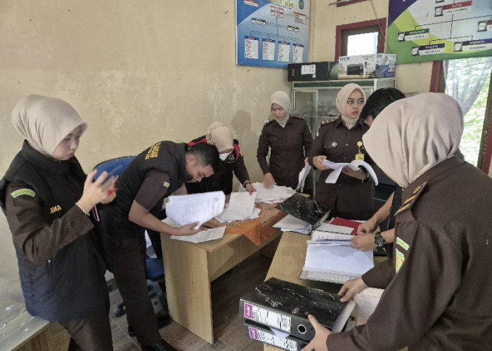 Waduh! Kejari Sungai Penuh Geledah Kantor dan Rumah Kades Muara Emat, Dokumen Penting Disita