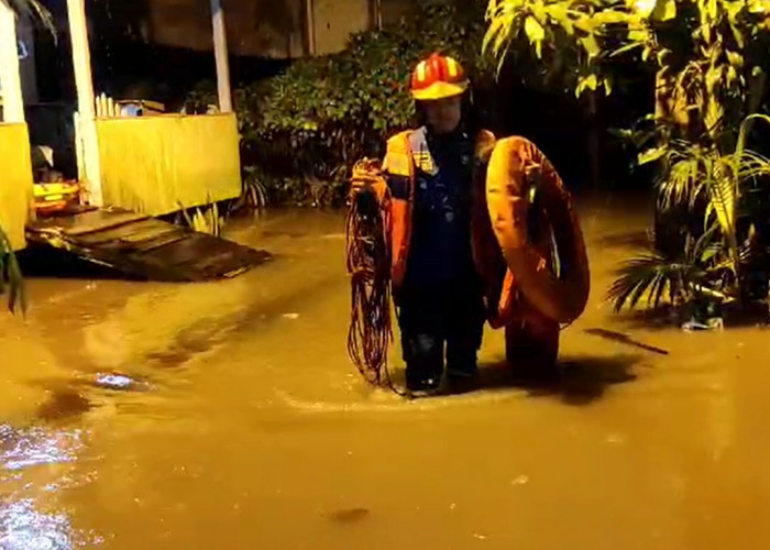 Banjir di Kota Jambi, Damkar Kota Jambi Evakuasi Warga di Kelurahan Rajawali