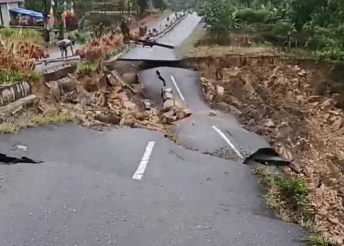 Awas..!! Jalan Jalur Dua di Bukit Tengah Kerinci Amblas hingga 30 Meter 