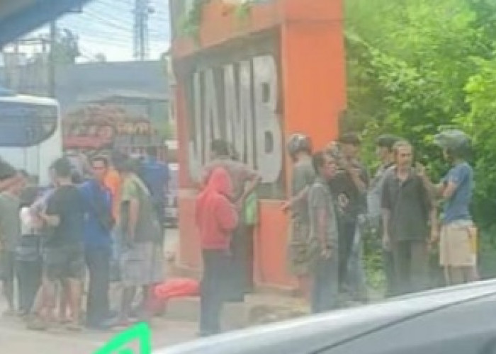 BREAKING NEWS: Pria Berjaket Merah Tewas Dibacok di Dekat Polsek Kotabaru