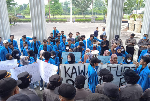 Tolak RKUHP Disahkan, Mahasiswa Jambi Unjuk Rasa di Gedung DPRD Provinsi Jambi
