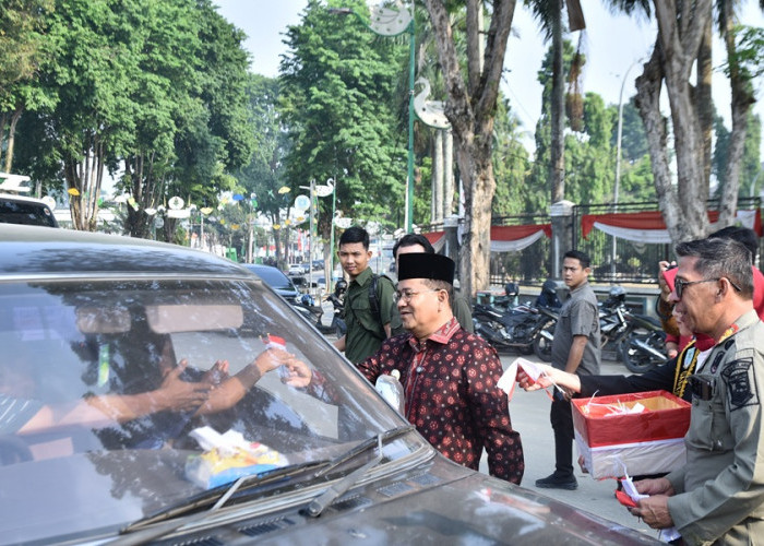 4.000 Bendera Merah Putih Dibagikan Gratis di Kota Jambi, Maulana Ajak Warga Semarakkan HUT RI ke-81