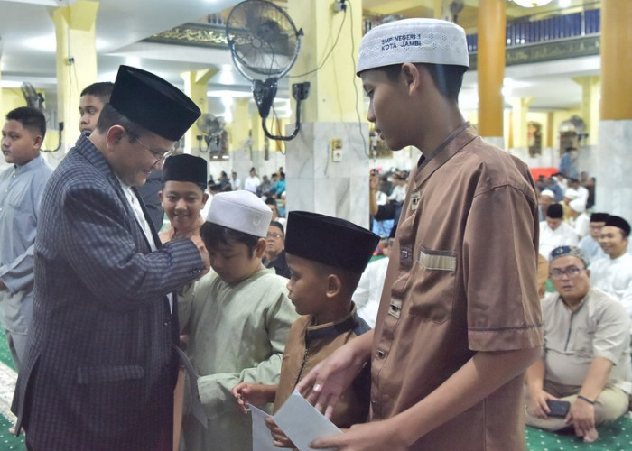 Pemkot Jambi Gelar Peringatan Isra Mi’raj 1447 H di Masjid Raya Magatsari, Wali Kota Serahkan Santunan